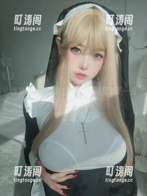当定制的制服穿上K酱，写真里多了一点俏皮的魔力！