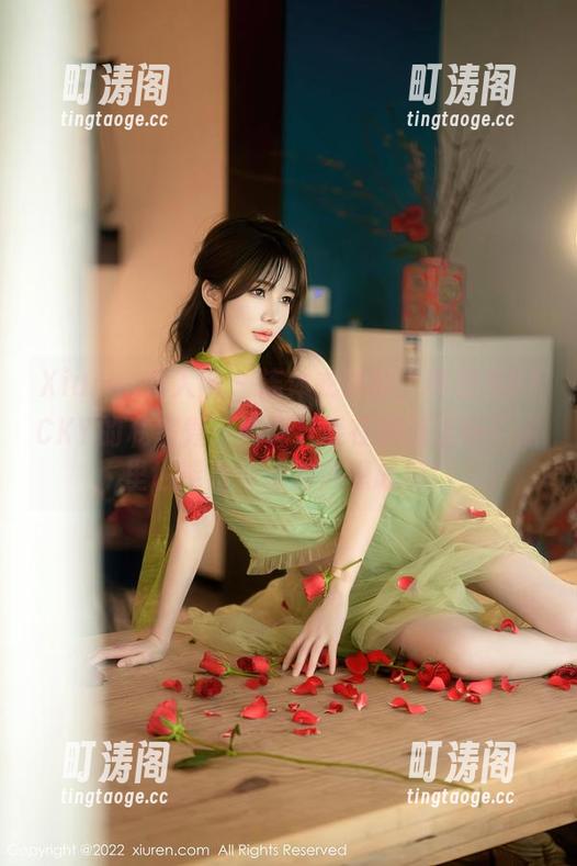 Xiuren秀人网 - 连体衣时刻，陈雅漫VICKY的私房秀：谁说只能在沙滩上玩？家里也能做海滩的假想战场！