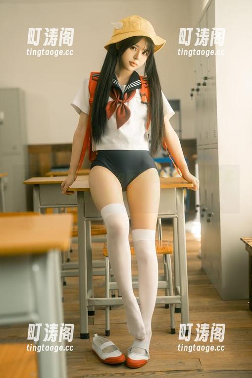 不一样的课间：rua阮阮的红色校服迷雾，下载写真集体验校园梦！