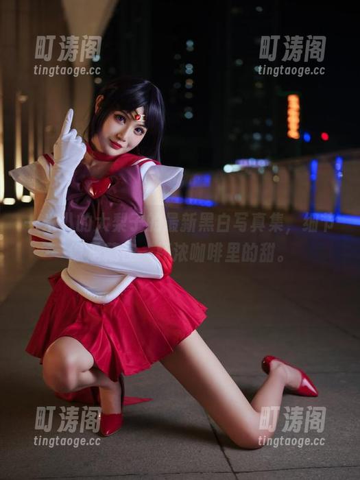 一米八的大梨子的最新黑白写真集，细节像是藏在一杯浓咖啡里的甜。