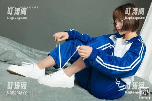 丽柜 - 原图分享：小唐的牛仔裤，真希望我的搭配灵感能像她的腿一样无敌！