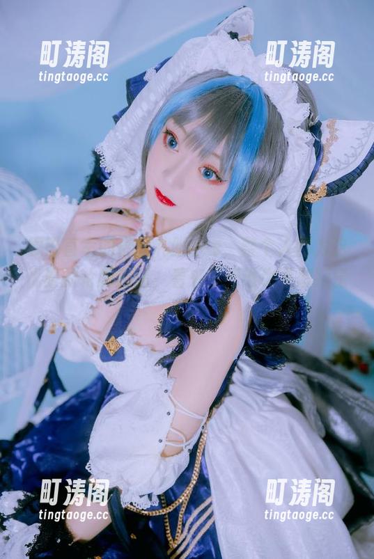 恩田直幸的最新礼服cos，整个人都为这优雅的轮廓着迷，看来今天谁也不想睡觉了。