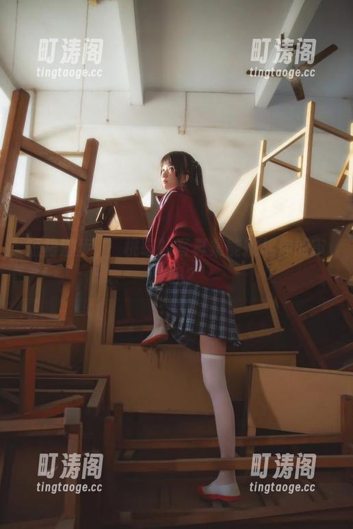 短裙漫步，桜桃喵的写真集能挑战你的审美吗？