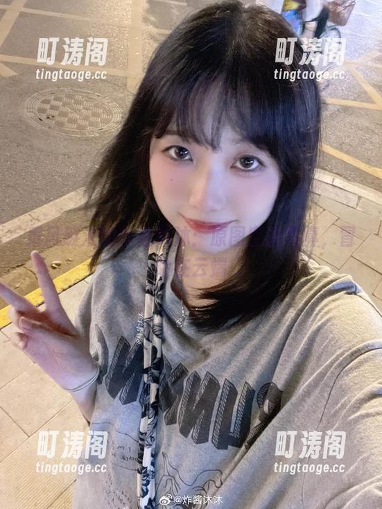 乘风破浪的炸酱沐沐：原图空姐写真，冒险在云端