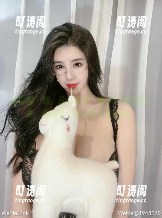 微密圈 - 咦，这个泳衣！猪小七的图集分享，偷偷带个笔记本来写评语。