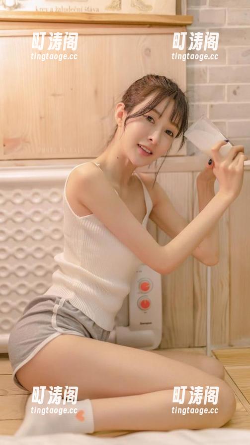 王羽杉 图片中的王羽杉,定制的毛衣竟让我想到了秋天的落叶?