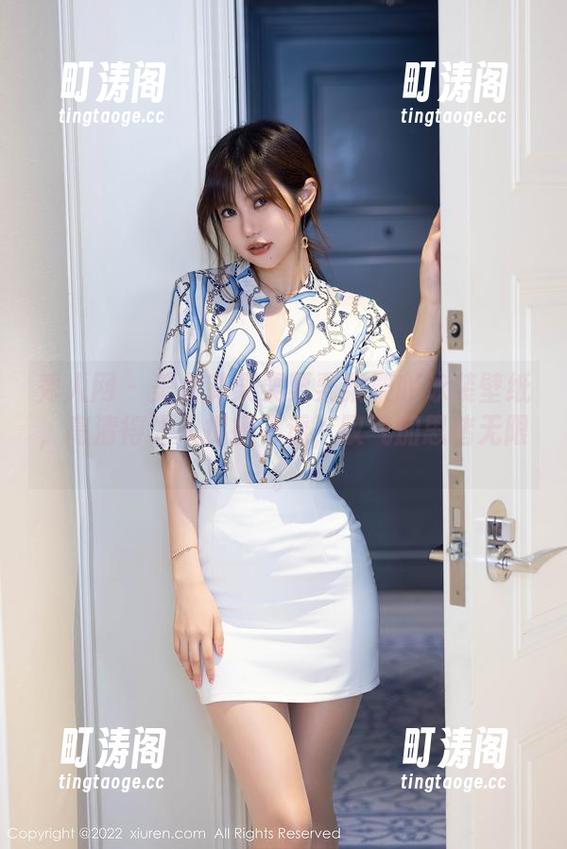 秀人网 - 美女艾栗栗栗栗栗栗吖泳装壁纸，高清得让人捉摸不透，叹气加思绪无限。