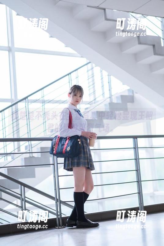 秋楚楚不秃头在全套写真中轻松显现王昭君的那股强烈气场。