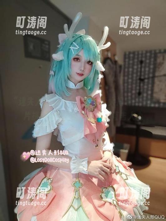 “迷失人形QUQ”女友写真大揭晓——图片拼贴中瞬间的尴尬感，直击人心