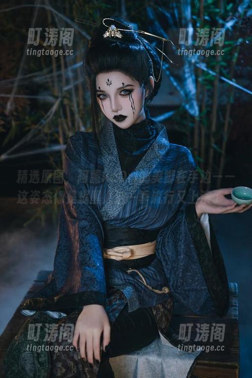 精选原图，阿薰kaOri的美脚在手边——这姿态像是提醒人这一季流行又上演了。