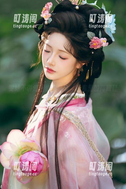 雯妹不讲道理步履轻盈，图库里的高跟鞋也是很有‘力量’哦！