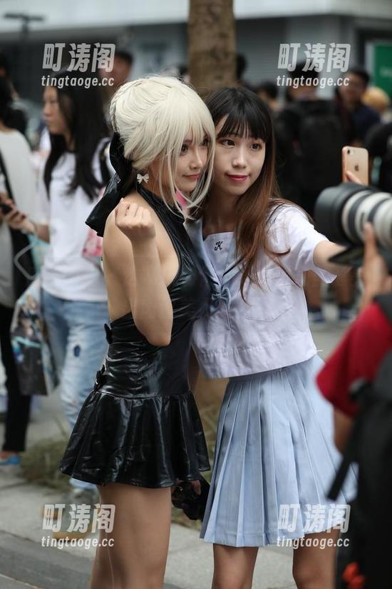 魔镜街拍-婷婷 魔镜街拍 - 这寒风刺骨,婷婷却在圣诞亮出肉丝美人属性!