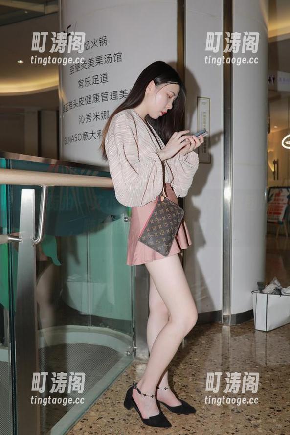 魔镜街拍 - 艾小青在街头，旗袍高清图册，随时准备让路人侧目。